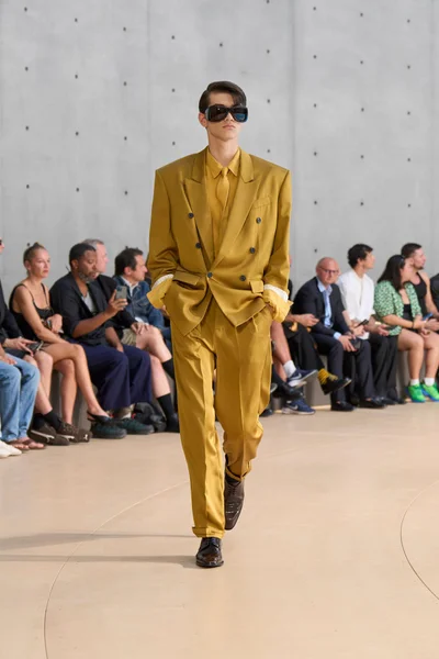Look 4